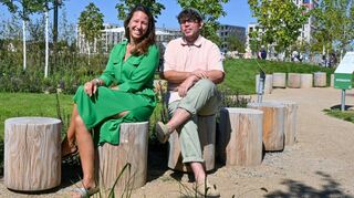Projektleiterin Rebecca Grunert und Tontechniker Christian Bethge im „Symphonic Garden“ auf dem Spinelli-Gelände der Bundesgartenschau.