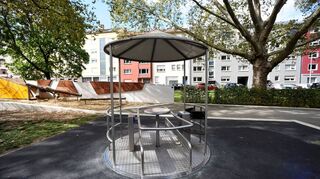 Einer von acht im Stadtgebiet, der dem Thema Inklusion Rechnung trägt: Auf dem Spielplatz am Hanns-Glückstein-Platz gibt es ein Rollstuhlfahrerkarussell.