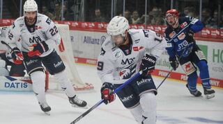 Linden Vey hat in den ersten beiden Saisonspielen zwei Scorerpunkte gesammelt. Der Kanadier legte Tore von Fabrizio Pilu und Matthias Plachta auf.