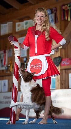 Anneke Freudenberger und Border Collie Sofina Sonnenschein haben sich mit einer Choreografie zum Thema „Coca Cola“ für die EM in Italien qualifiziert.