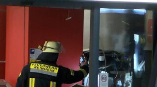 Einsatzkräfte am Tatort in Weinheim: Dort wurde am Wochenende ein Geldautomat der Sparkasse Rhein Neckar Nord gesprengt.