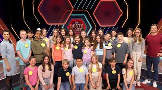 Die Klasse 6.1 vom Johanna-Geissmar-Gymnasium mit Tobias Krell (r.) und Clarissa Corrêa da Silva (l.) bei „Die beste Klasse Deutschlands“.