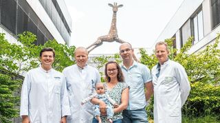 Wiedersehen nach neun Monaten (v.l.): die Kinderherzchirurgen Tsvetomir Loukanov und Philippe Grieshaber, Sofia mit ihren Eltern, Thoraxchirurg Martin Eichhorn.