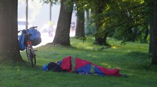 Ein Obdachloser liegt auf einer Wiese. Das Bild ist nicht in Mannheim, sondern in Hamburg entstanden. Bundesweit ist die Zahl der Menschen, die keine Wohnung haben, gestiegen.