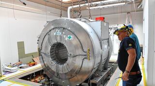 Das neue hochmodernes Gerät zur Hirnbildgebung ist ein 7-Tesla-Magnetresonanztomograph (MRT).