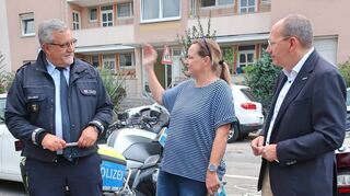 Polizeipräsident Siegfried Kollmar (v.l.), Schulleiterin Stephanie Bange und Oberbürgermeister Christian Specht bei der Schulwegkontrolle an der Uhlandschule in der Neckarstadt-Ost.