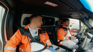Kollege Daniel Schwenger - ebenfalls seit mehr als zehn Jahren im Rettungsdienst tätig - fährt an diesem Tag den Rettungswagen.