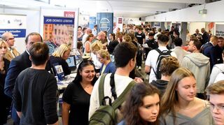 Die Ausbildungsmesse Sprungbrett in der Eberthalle ist regelmäßig großer Anziehungspunkt. Diesmal sogar noch mehr als sonst.
