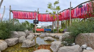 10 000 alte Banner- und Fahnenstreifen sorgen als Flatterdach für Schatten: der kirchliche Möglichkeitsgarten auf dem Spinelli-Areal der Buga.