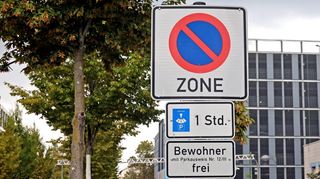 Anwohnerparken in Ludwigshafen wie hier an der Rheinallee kostet künftig 180 Euro im Jahr. Auch Heidelberg will kräftig aufschlagen.