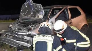 Feuerwehrleute sicherten die Unfallstelle bei Edingen ab.
