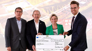 Michael Grötsch (v. l.), Christian Specht, Nicole Hoffmeister-Kraut und Renke Deckarm haben allen Grund zum Strahlen.
