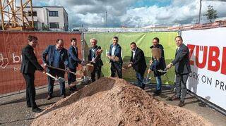 Zum Spatenstich für 72 neue Sozialwohnungen kamen Vertreter der Gemeinde sowie von BPD, KVBW und Fa. Züblin ins Neubaugebiet „Mitten im Feld“.
