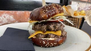 Ein doppelter Cheeseburger und Trüffelpommes bei "Black Angus Burger".