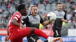 Er wirbelte und stellte die Weichen auf Sieg: Benjika Caciel (in Rot) stellte mit seinen drei Toren die Weichen auf Sieg für die Würzburger Kickers.