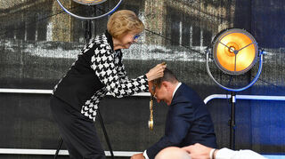 Kniefall für die Amtskette: CDU-Stadträtin Marianne Seitz hängt sie Mannheims neuem OB um den Hals.