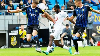 Waldhofs Kelvin Arase (Mitte) versucht sich gegen Patrick Sontheimer (links) und Dominik Becker durchzusetzen.