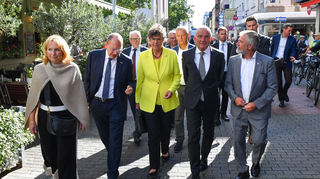 Christian Specht (2.v.l) ist zu Fuß auf dem Weg zu seiner Amtseinführung.