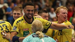 Torwart Mikael Appelgren feiert mit Philipp Ahouansou (links) und Gustav Davidsson (rechts).