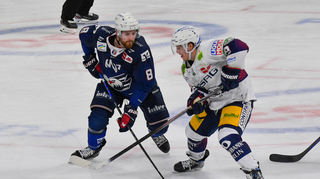 Mannheims Jordan Murray (Nr.8) gegen Berlins Ty Ronning beim Spiel der Adler Mannheim gegen die Eisbären Berlin.