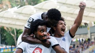 Torschütze Jesaja Herrmann (v.l.), Kennedy Okpala und Samuel Abifade feiern die 1:0-Führung des SV Waldhof.
