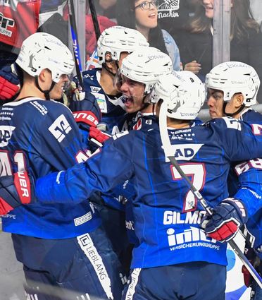 Die frühe Adler-Führung: Maximilian Eisenmenger (l.) trifft in seinem ersten DEL-Spiel für Mannheim zum 1:0.