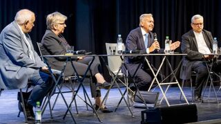 Auf dem Podium sitzen (v. l.) der ehemalige bayerische Ministerpräsident Günther Beckstein, die Präsidentin der Evangelischen Kirche der Pfalz Dorothee Wüst, Moderator und Vorsitzender der Kulturstiftung Professor Peter Eichhorn, Bischof Dr. Karl-Heinz Wiesemann und die Professorin für Dogmatik und Ökumenische Theologie Dorothea Sattler.