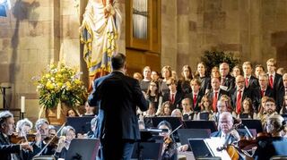Das Eröffnungskonzert „Lux Christi“ der internationalen Musiktage gestalten unter der Leitung von Domkapellmeister Markus Melchiori die Deutsche Staatsphilharmonie Rheinland-Pfalz mit verschiedenen Chören der Dommusik.