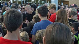 Die Fans umringen Eintracht Frankfurts Kapitän Sebastian Rode (Mitte im schwarzen T-Shirt) bei der Autogrammstunde vor der Sportlerehrung auf dem Bildungs- und Sportcampus.