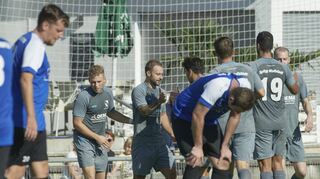 Die Vorentscheidung: Wallstadts Spieler bejubeln den Treffer zum 2:0, während bei Gegner Sandhofen schon die Köpfe nach unten gehen.