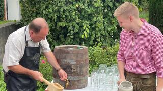 Dirk Hindel (l) und Pascal Wichert beim Fassbieranstich des Posaunenchores.