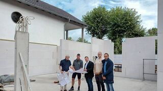 Architekt Andreas Bohnert (v.l.), Steffen Bernd, Bürgermeister Achim Weitz, Bauleiter Stefan Bessler und Hochbauamtschef Christian Pörsch.