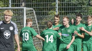Der Jubel der Blau-Grünen nach dem Tor zum 2:1 von Andreas Macha.