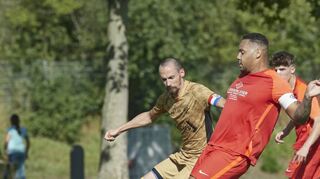 Viernheims Brandon Wiley (orangefarbenes Trikot) im Zweikamp mit Igor Orsolic.