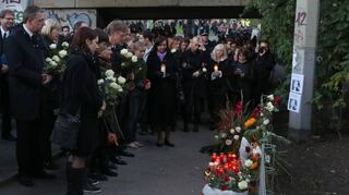 Riesige Anteilnahme: Eine Woche nach dem Mord zieht ein Trauermarsch zum Tatort unter der Kurt-Schumacher-Brücke und legt Blumen nieder.