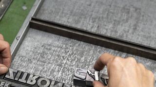 Die Künstlerin erstellt mit den Lettern einige Werke und setzt auf diesem Bild gerade ihre erste Druckgrafik.