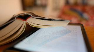 Ob als E-Book oder auf Papier: Die Bücher, die auf Booktok beliebt sind, führen längst die Bestseller-Listen an.