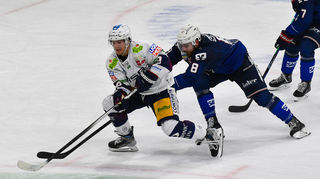 Mannheims Jordan Murray und Ty Ronning (Eisbären Berlin) kämpfen um den Puk.