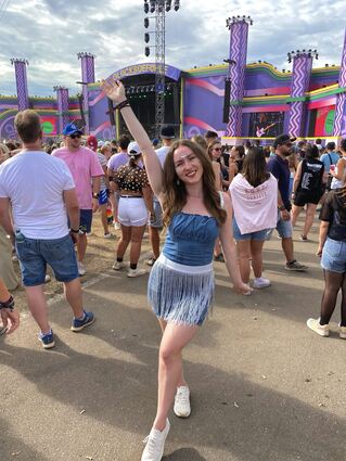 SZ-Kartengewinnerin Sophie Michelle Rother genießt die Atmosphäre beim Glücksgefühle Festival