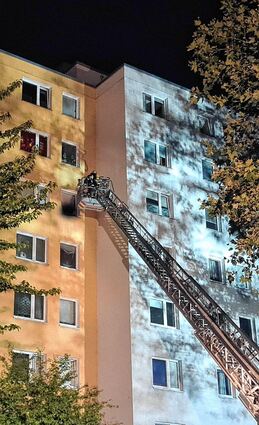 Über Drehleitern wurden die Bewohner am Sonntag beim Brand in der Straße „Im Entich“ gerettet.