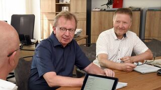 Bürgermeister Matthias Baaß (M.) und Philipp Granzow vom Brundtlandbüro (r.) diskutieren mit dem Autor über ökologische Konflikte.
