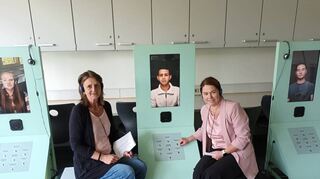 Marion Persson (l.) und Petra Popp eröffneten die interaktive Ausstellung „Youniworth“ in der Alfred-Delp-Schule.