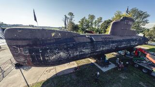 U-Boot U17 auf dem Gelände des Technik Museums. Techniker haben das ausgemusterte Gefährt angehoben, um darunter eine spezielle Drehvorrichtung zu positionieren.