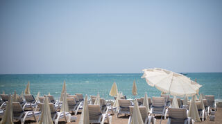 Sonnenschirme am Strand in Antalya: Die Türkei und auch Griechenland profitieren aktuell von kinderlosen Paaren und Alleinreisenden, die außerhalb der Ferienzeit Urlaub machen wollen.