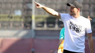 Hier geht es zurück in die 3. Liga: Würzburgs Trainer Marco Wildersinn ist mit seinem Team auf Kurs und hat nun zwei schwere Auswärtsspiele vor der Brust.