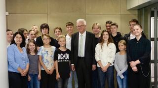 Jugendgemeinderäte und potenzielle Bewerber treffen im Stuttgarter Landtag mit Ministerpräsident Winfried Kretschmann zusammen.