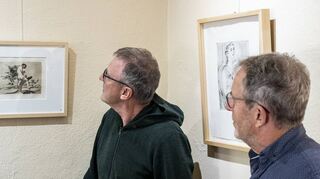 Der Verein Feuerbachhaus Speyer zeigt im Feuerbachhaus die Ausstellung „Grafixx – Meisterwerke der Druckgrafik“ Hier betrachten Hofmann und Stefan Becker vom Verein eine Grafik von Francisco de Goya, Blatt 17 aus der Folge „Los Desastres de la Guerra“. Rechts von Hans Purrmann ein „Bildnis Eva Maria Henschel“.