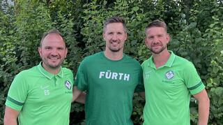 Fürths Jugendleiter Frank Thaller (r. ) und sein Stellvertreter Eugen Salwasser (l.) mit Ex-Lilien-Profi Sandro Sirigu.