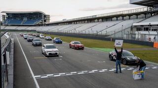 Bei der e-Competition auf dem Hockenheimring liefern sich E-Autos ein Ausdauer-Rennen.