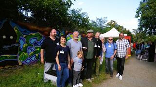 Der Vorstand des Spiegelvereins sowie Tahsin Seref (3.v.l.) und Stadtrat Stefan Höß (r.) weihten die neuen Bänke im Spiegelpark ein.